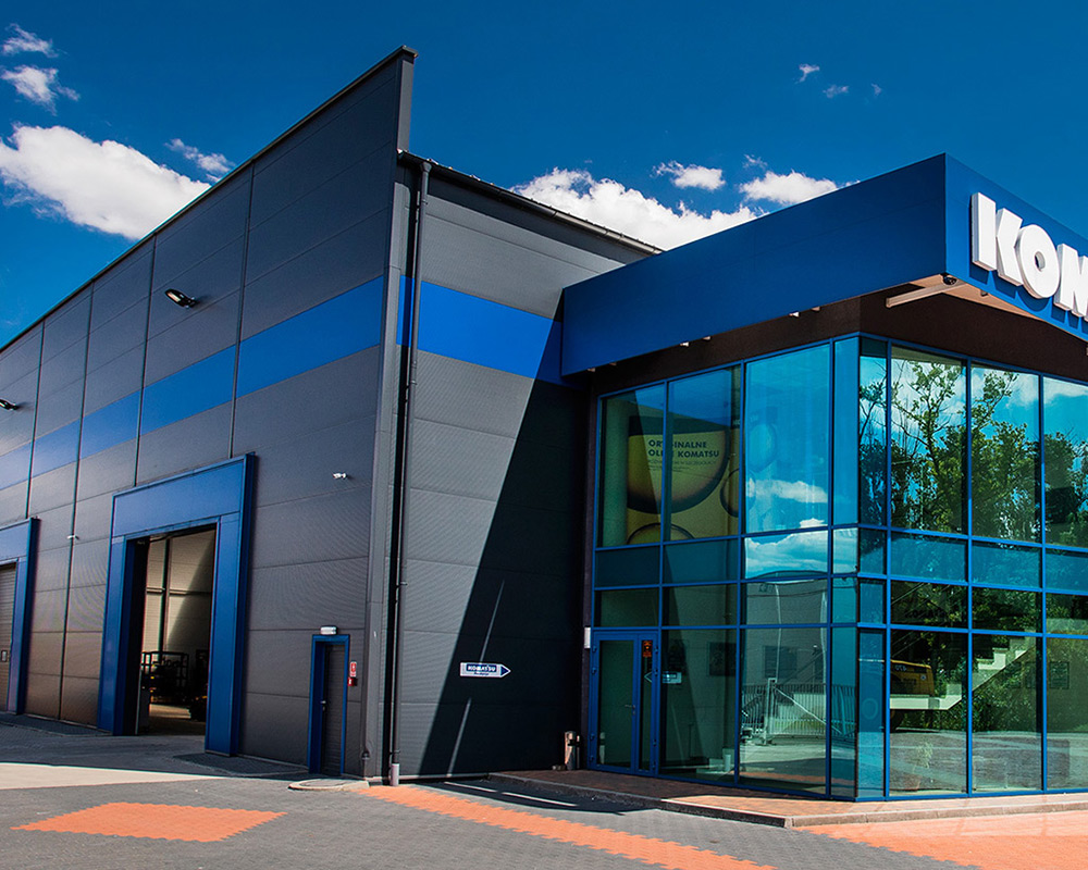 Hala magazynowo-biurowa Komatsu z płyty warstwowej Paneltech PWW-S