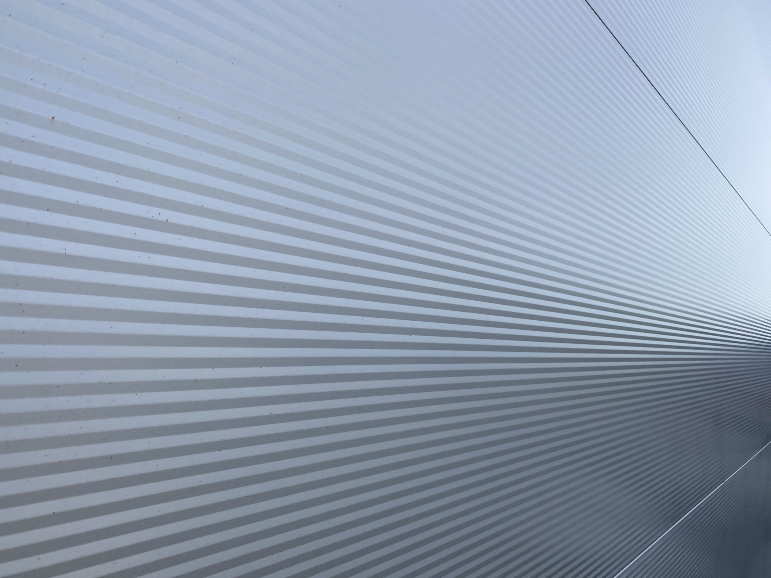 Płyta warstwowa Paneltech widok profilowania okładziny