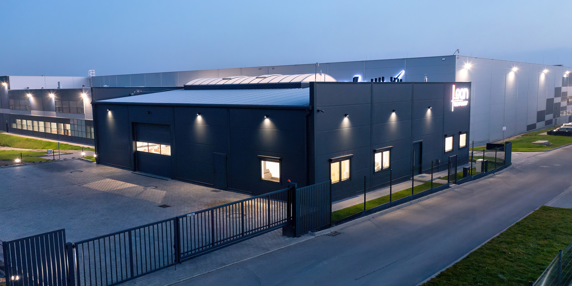 Hala produkcyjna Lean Technology z płyt warstwowych Paneltech PUR-D i PIR-S